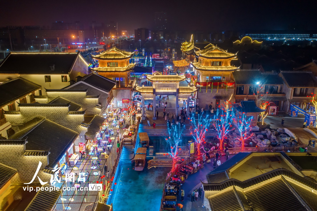 2022年2月13日，在湖北省襄陽市樊城關聖古鎮旅游景區內華燈璀璨。