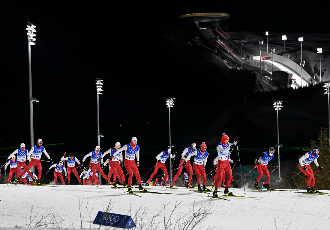 北京2022年冬奧會越野滑雪女子個人短距離半決賽開賽前，吐爾鬆江·布爾力克和隊友們在國家越野滑雪中心的賽道上試滑（2月8日攝）。