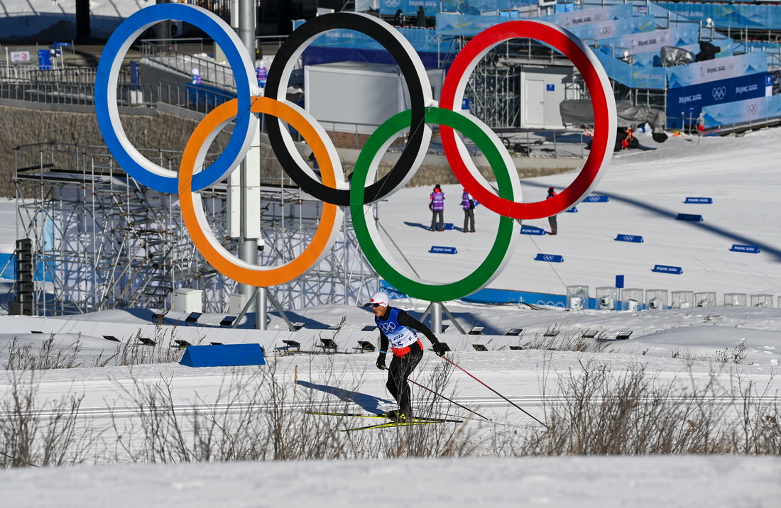 北京2022年冬奧會開賽前，試滑員吐爾鬆江·布爾力克在國家越野滑雪中心訓練（1月29日攝）。