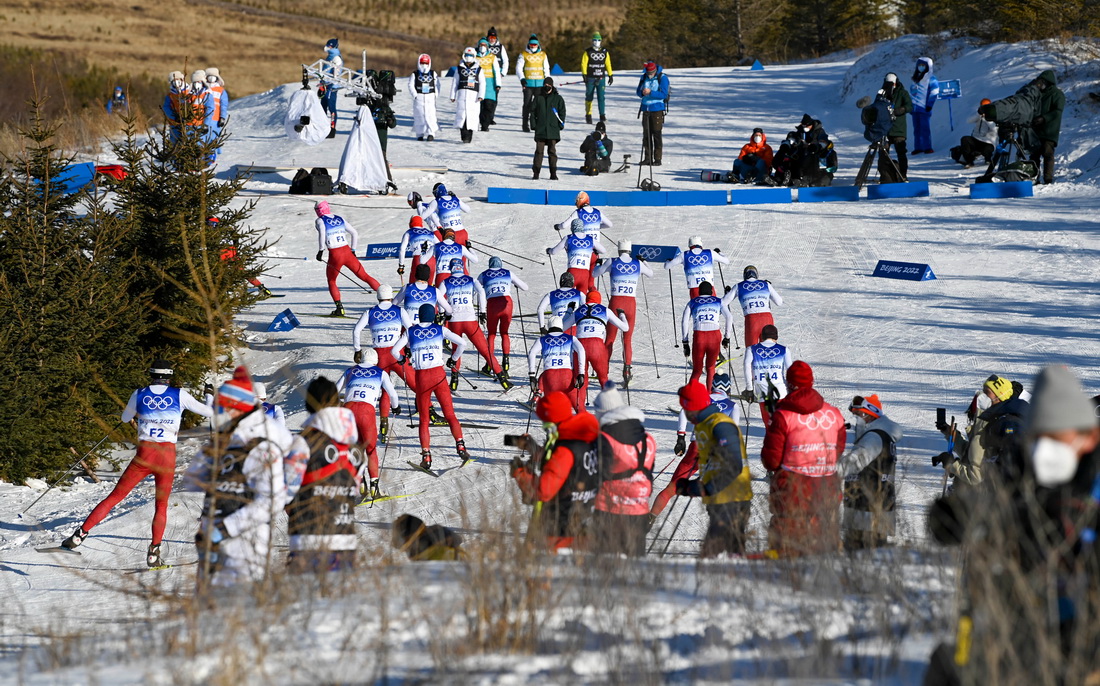 北京2022年冬奧會越野滑雪女子個人短距離資格賽開賽前，吐爾鬆江·布爾力克和隊友們在國家越野滑雪中心的賽道上試滑（2月8日攝）。