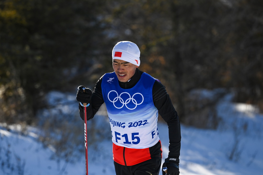 北京2022年冬奥会开赛前，试滑员吐尔松江・布尔力克在国家越野滑雪中心训练（1月29日摄）。