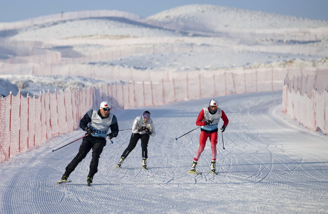 吐爾鬆江·布爾力克（左）與越野滑雪國家集訓隊的隊友們在新疆溫泉縣越野滑雪場訓練（2021年11月21日攝）。