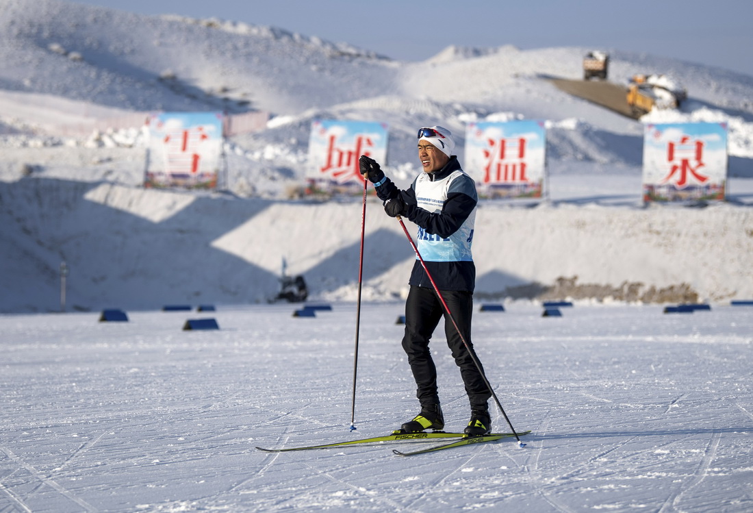 這是在新疆溫泉縣越野滑雪場拍攝的國家越野滑雪集訓隊隊員吐爾鬆江·布爾力克（2021年11月21日攝）。