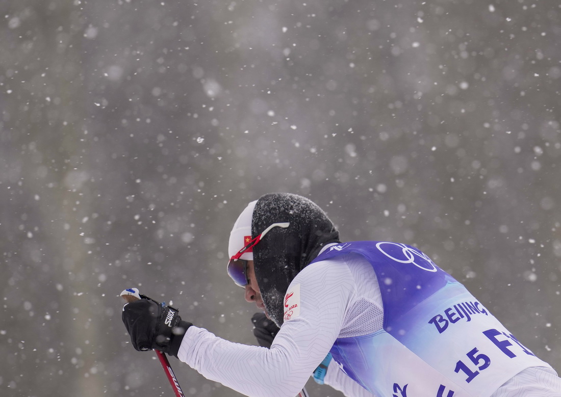 在北京2022年冬奧會越野滑雪男子4X10公裡接力比賽前，吐爾鬆江·布爾力克在賽道上試滑（2月13日攝）。當天適逢降雪，吐爾鬆江和隊友們在比賽過程中需要不斷幫助運動員試滑以壓實雪道。