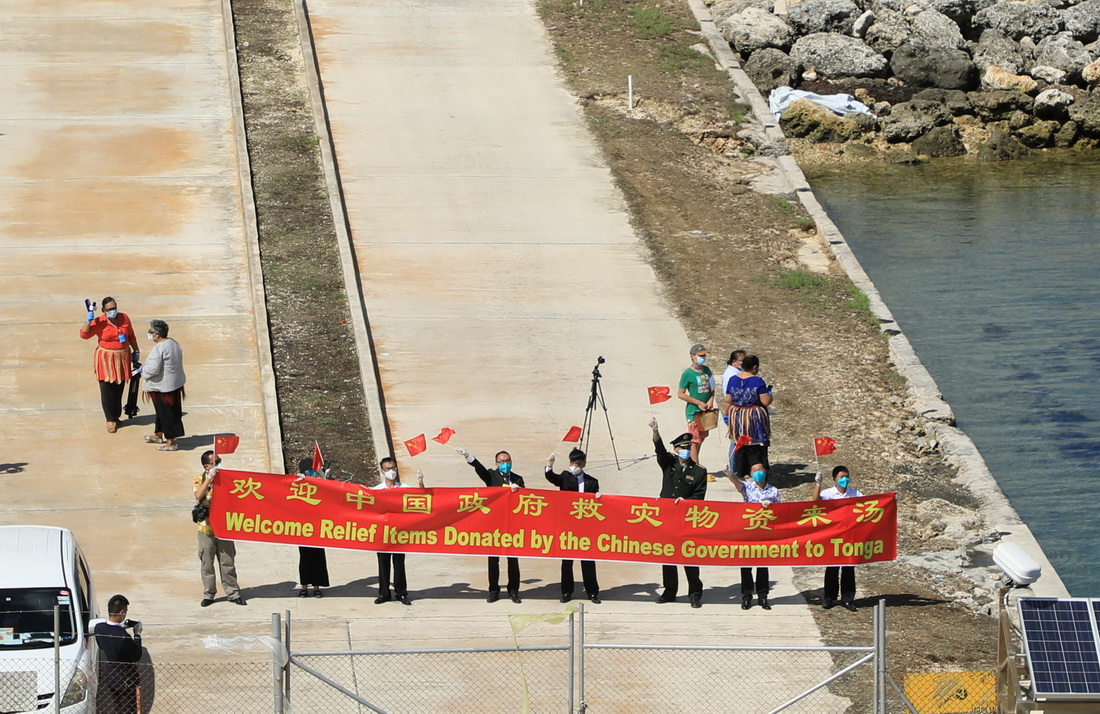 2月15日，在湯加努庫阿洛法港，中國駐湯加使館人員在碼頭迎接赴湯加執行運送救災物資任務的中國海軍艦艇編隊。新華社發（薛成清 攝）