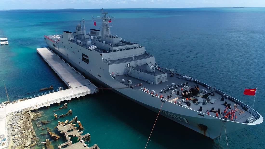 2月15日，赴汤加执行运送救灾物资任务的中国海军舰艇编队抵达汤加努库阿洛法港（无人机照片）。新华社发（殷征 摄）