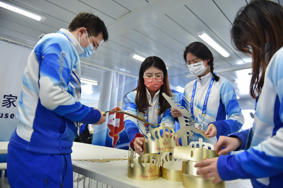 2月15日，在北京奧林匹克公園公共區志願者之家，志願者們在慶祝生日活動前准備。