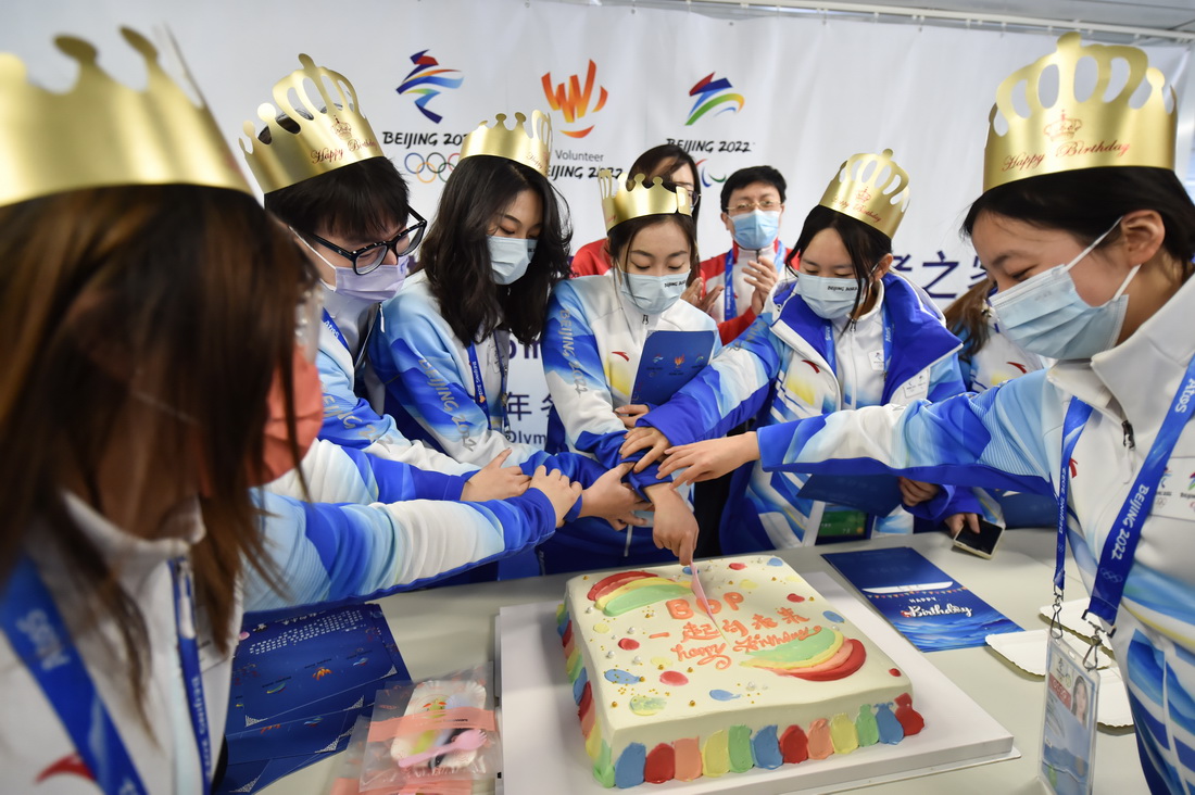 2月15日，在北京奧林匹克公園公共區志願者之家，志願者們在慶祝生日活動上。