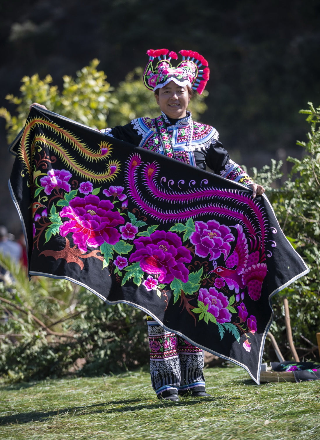 2月15日，一名彝族婦女在“賽裝節”上展示刺繡作品。