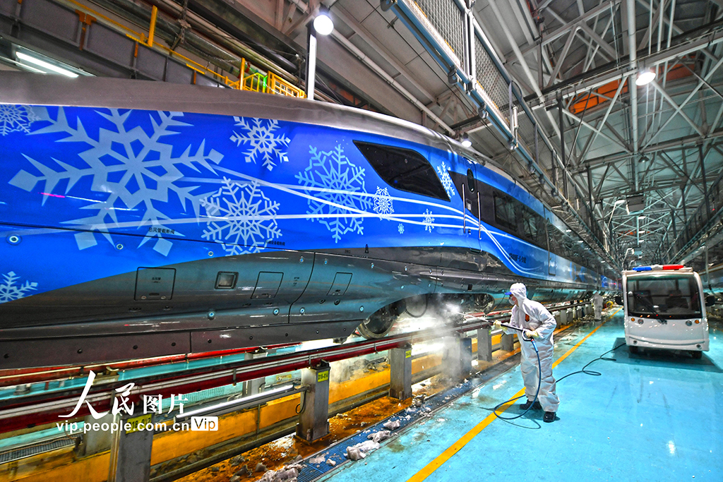 2月14日，工作人员正在对京张高铁冬奥列车进行除冰作业。