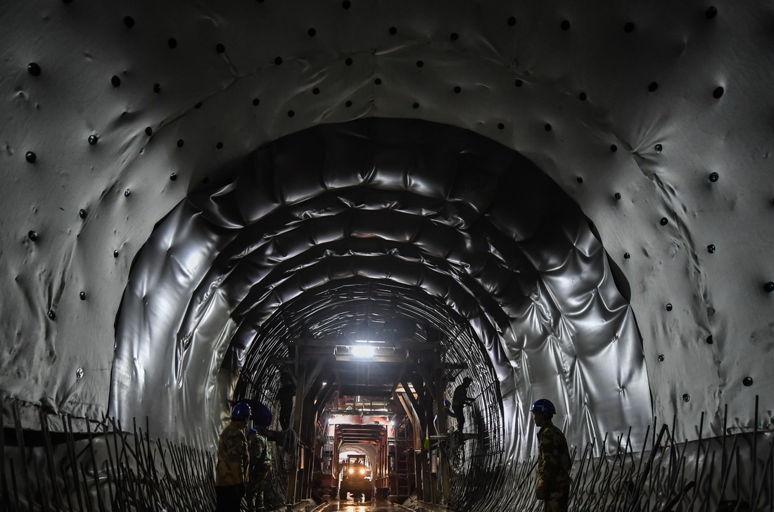 2月15日，工人在武漢地鐵19號線花山河站至光谷五路站區間地下隧道工地施工。