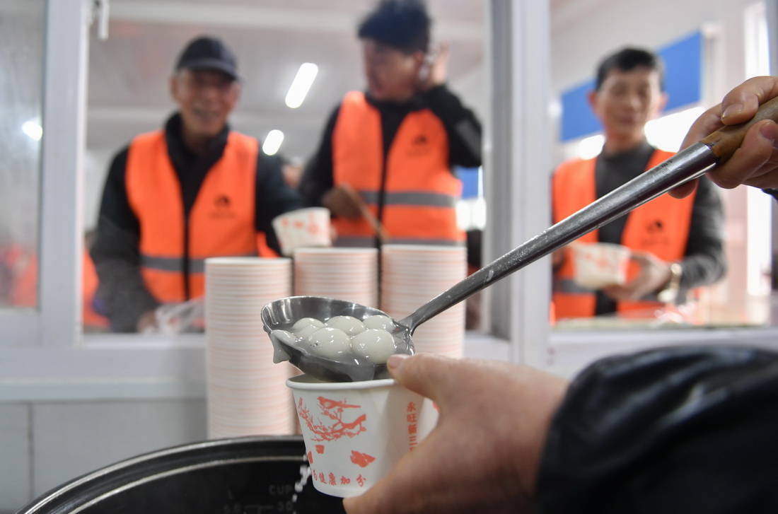 2月15日，武漢市漢陽市政建設集團有限公司工人們准備在下井前吃湯圓。