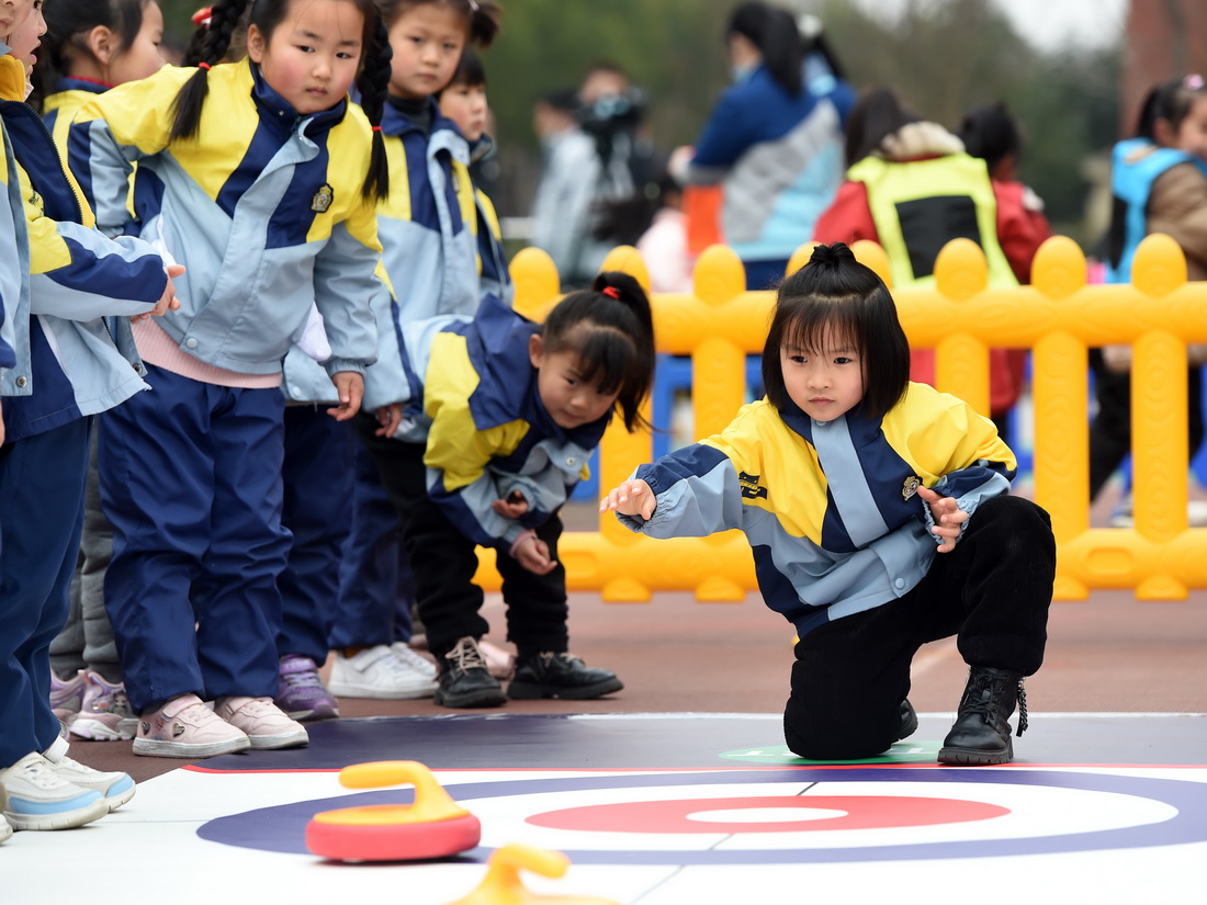 2月16日，合肥市泰山路幼兒園的小朋友在開學典禮上體驗“旱地冰壺”游戲。