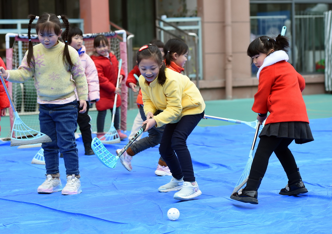 2月16日，合肥市泰山路幼兒園的小朋友在開學典禮上體驗“旱地冰球”游戲。