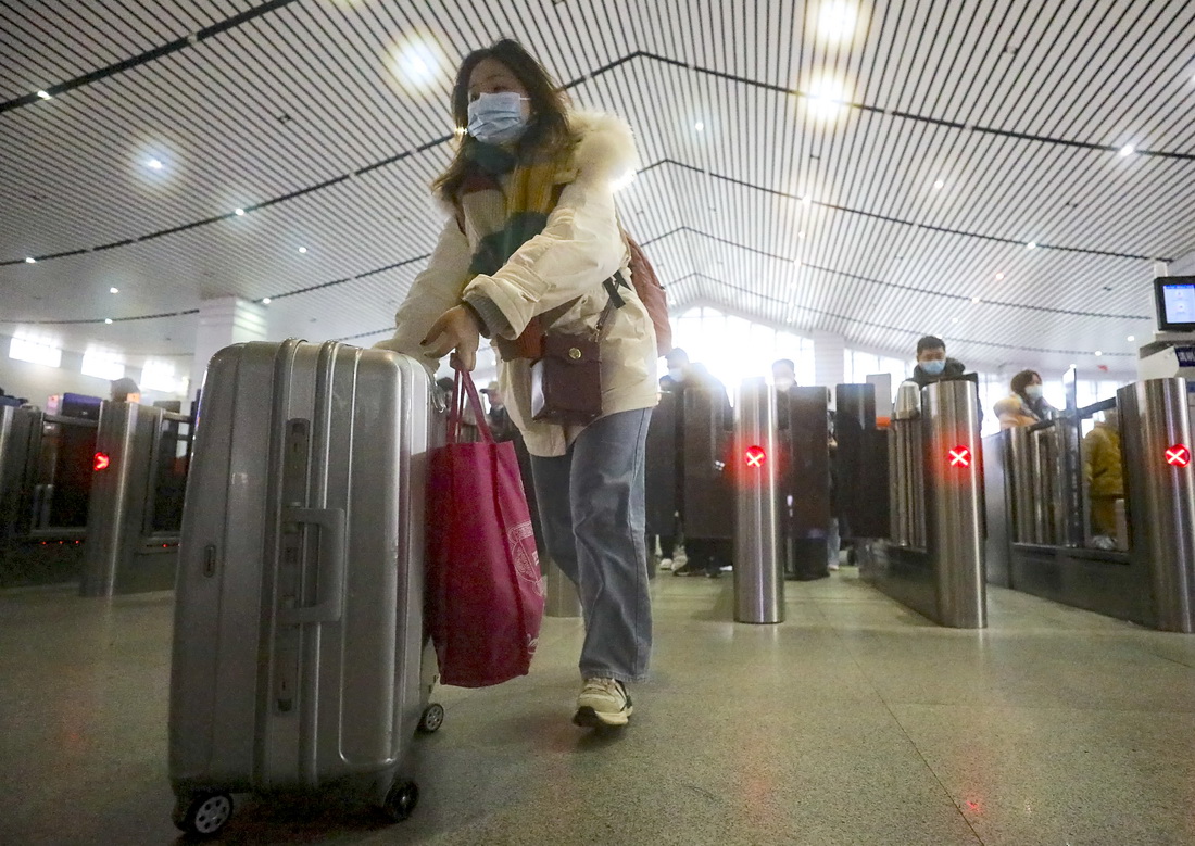 2月16日，在湖南省衡陽市高鐵衡陽東站，旅客通過檢票口准備乘車。新華社發（汪普林攝）