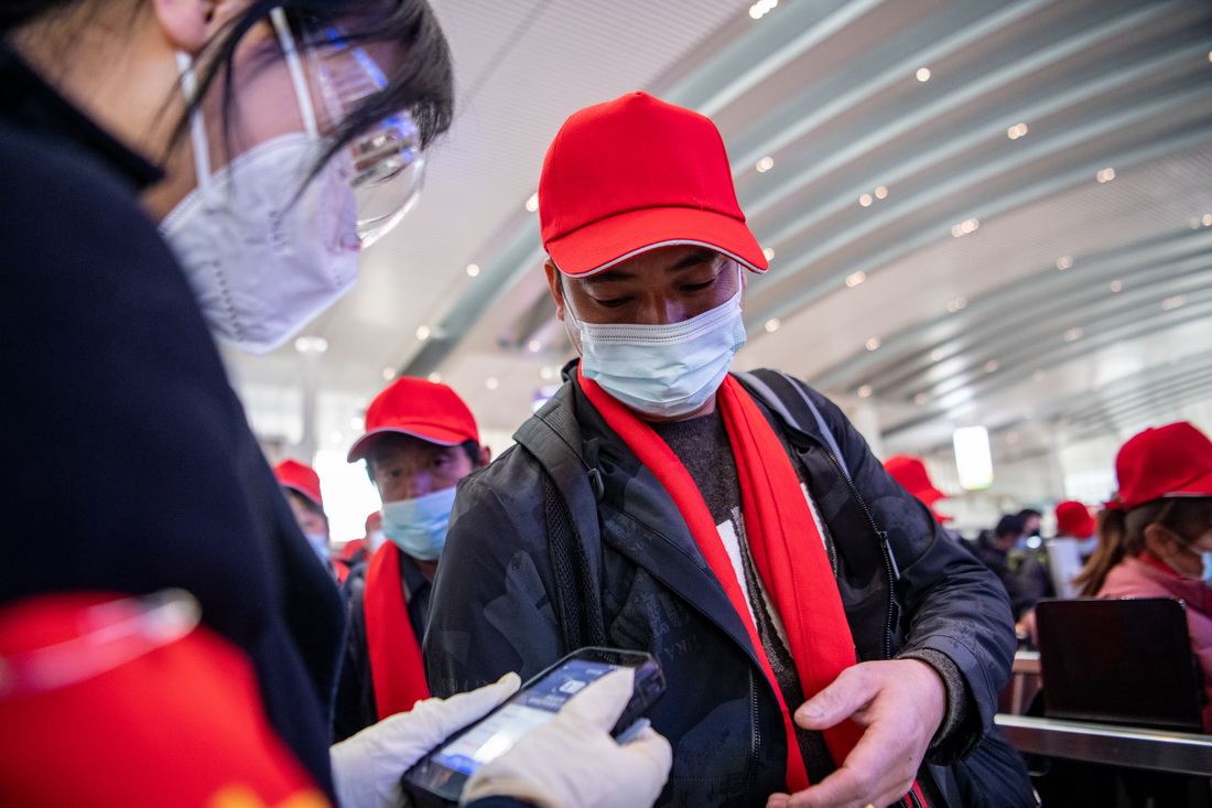 2月16日，返崗務工人員在重慶西站排隊檢票。
