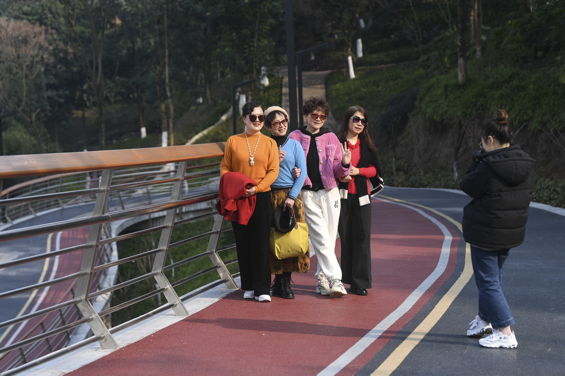 2月15日，游客在重鋼崖線山城步道留影。
