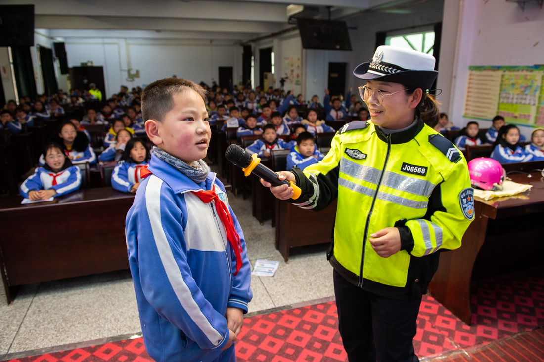 2月17日，在桃源縣實驗學校，學生回答桃源縣公安局交警大隊交警提出的問題。