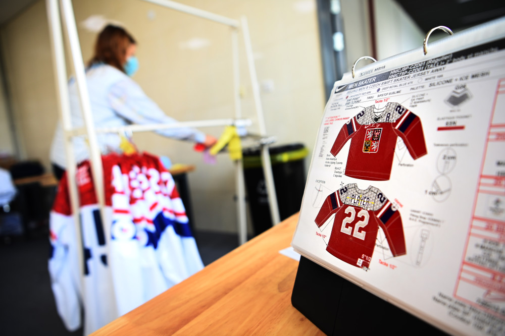 ���ʱ������ϻ����ļ�ʦ�ڼӹ����¡��������¶����ϸ�ı�׼�������ֲᣨ2��18���㣩�� 