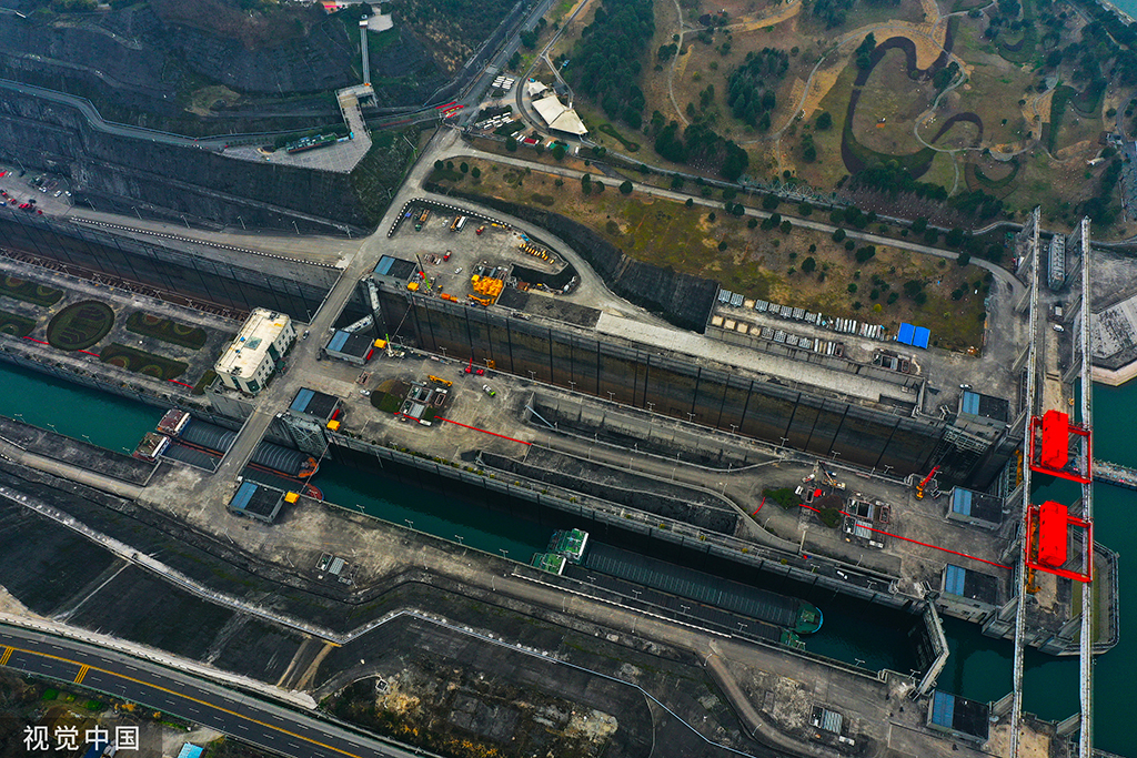 湖北宜昌：三峡大坝船闸正式进入单线停航检修模式【2】