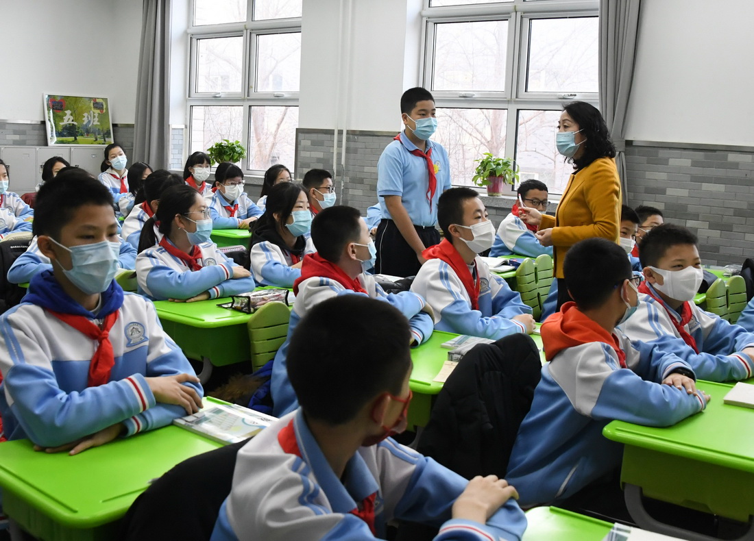 2月21日，中國農業大學附屬中學初一（5）班的學生們在上數學課。