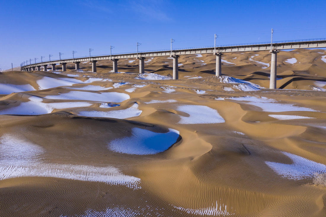 2月21日拍攝的甘肅省酒泉市阿克塞哈薩克族自治縣境內的庫木塔格沙漠雪景（無人機照片）。新華社發（高宏善 攝）
