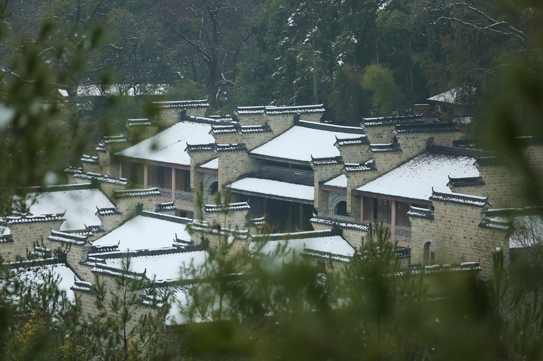 2月21日在福建武夷山國家公園內拍攝的天心古剎雪景。新華社發（陳穎 攝）