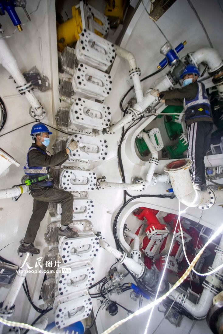 2022年2月21日，在江蘇省靖江市，中交隧道局工人在對江陰靖江長江隧道國內最大直徑盾構機“聚力一號”刀盤進行安裝。