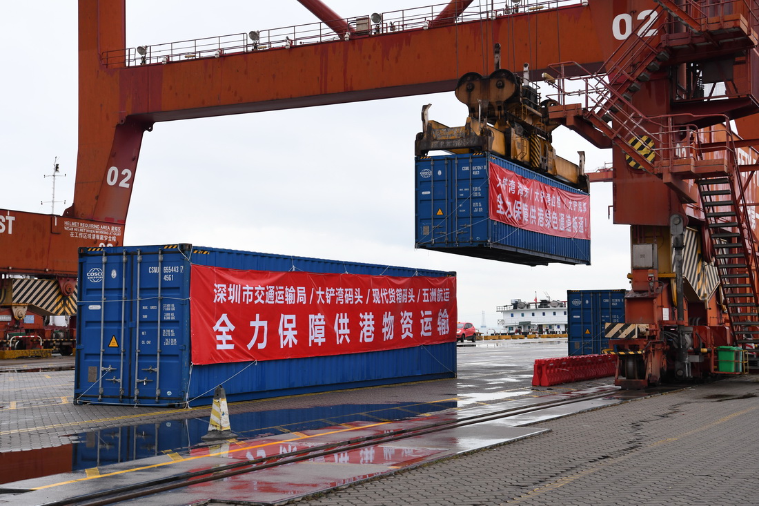 2月21日，在深圳大铲湾码头，满载供港蔬菜、水果、鸡蛋的集装箱吊装上船。
