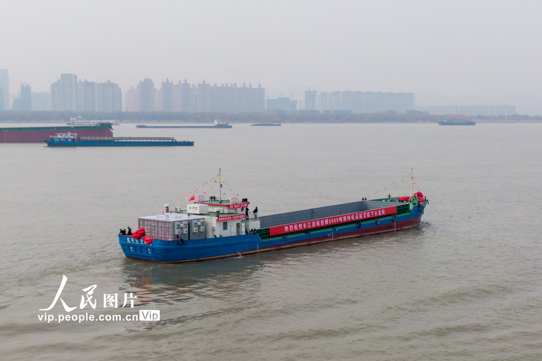 2月22日，“船聯1號”電動貨船在長江南京段航行。