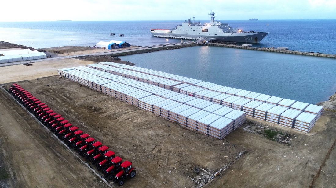 赴湯加執行運送救災物資任務的中國海軍艦艇編隊在努庫阿洛法港將1400余噸物資卸載交予湯加（無人機照片，2月21日攝）。新華社發（殷征 攝）