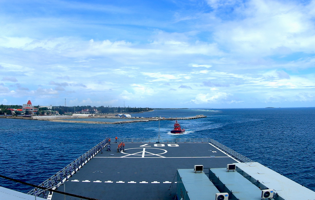 赴湯加執行運送救災物資任務的中國海軍艦艇編隊五指山艦駛離努庫阿洛法港（2月23日攝）。新華社發（周演成 攝）