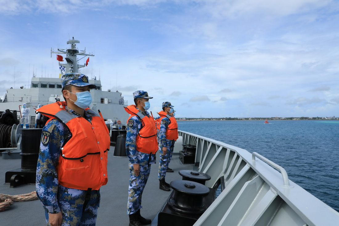 赴湯加執行運送救災物資任務的中國海軍艦艇編隊五指山艦駛離努庫阿洛法港時，官兵分區列隊站坡（2月23日攝）。新華社發（薛成清 攝）