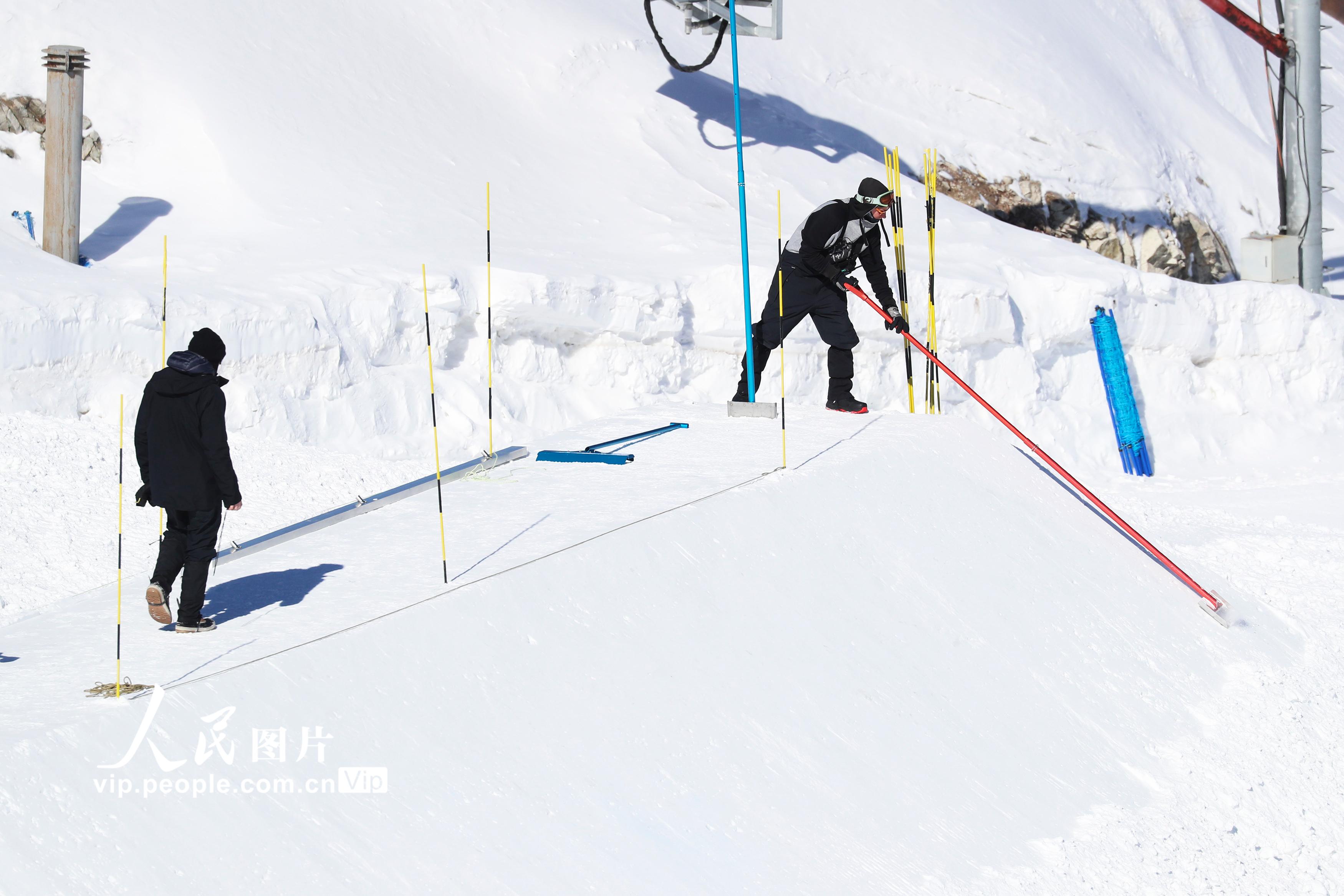 2月23日，工作人員在河北省張家口賽區雲頂滑雪公園進行賽道二次塑型作業。