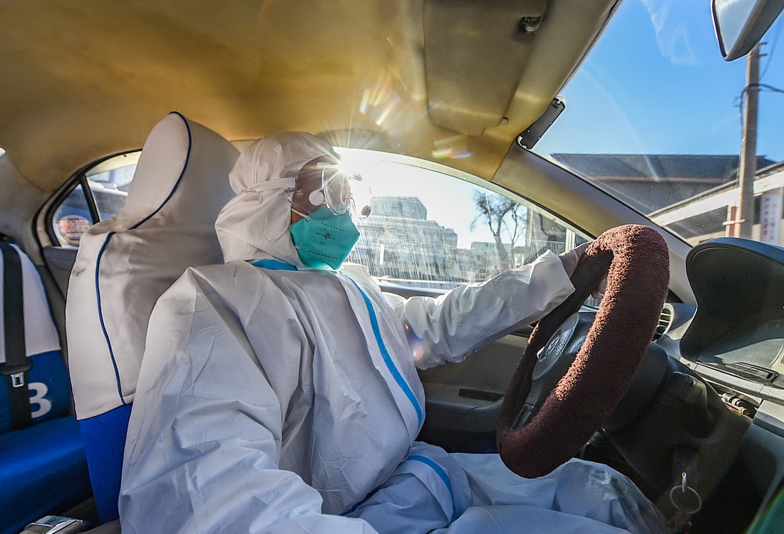 2月22日，趙永紅駕駛出租車運送核酸檢測樣本。新華社記者 彭源 攝