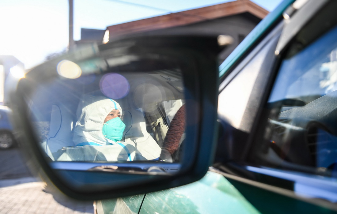 2月22日，趙永紅駕駛出租車在臨時核酸檢測點待命。新華社記者 彭源 攝