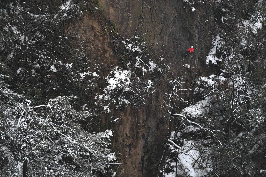 2月23日，張家界市武陵源山地應急救援隊一名隊員在黃石寨進行索降訓練。