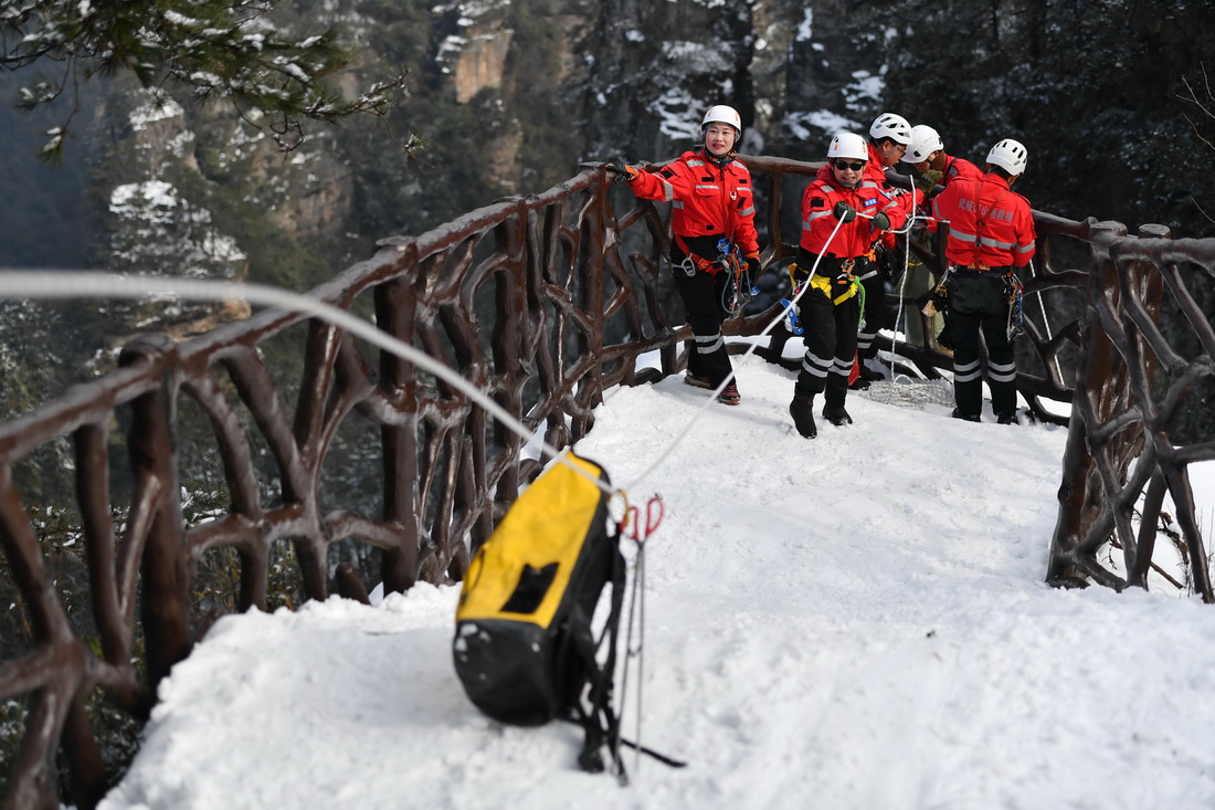 2月23日，張家界市武陵源山地應急救援隊隊員利用安全繩傳送裝備。