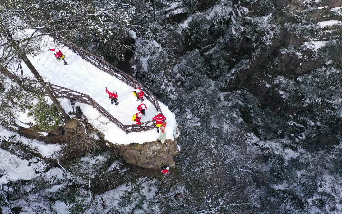 2月23日，張家界市武陵源山地應急救援隊隊員在黃石寨進行索降訓練（無人機照片）。