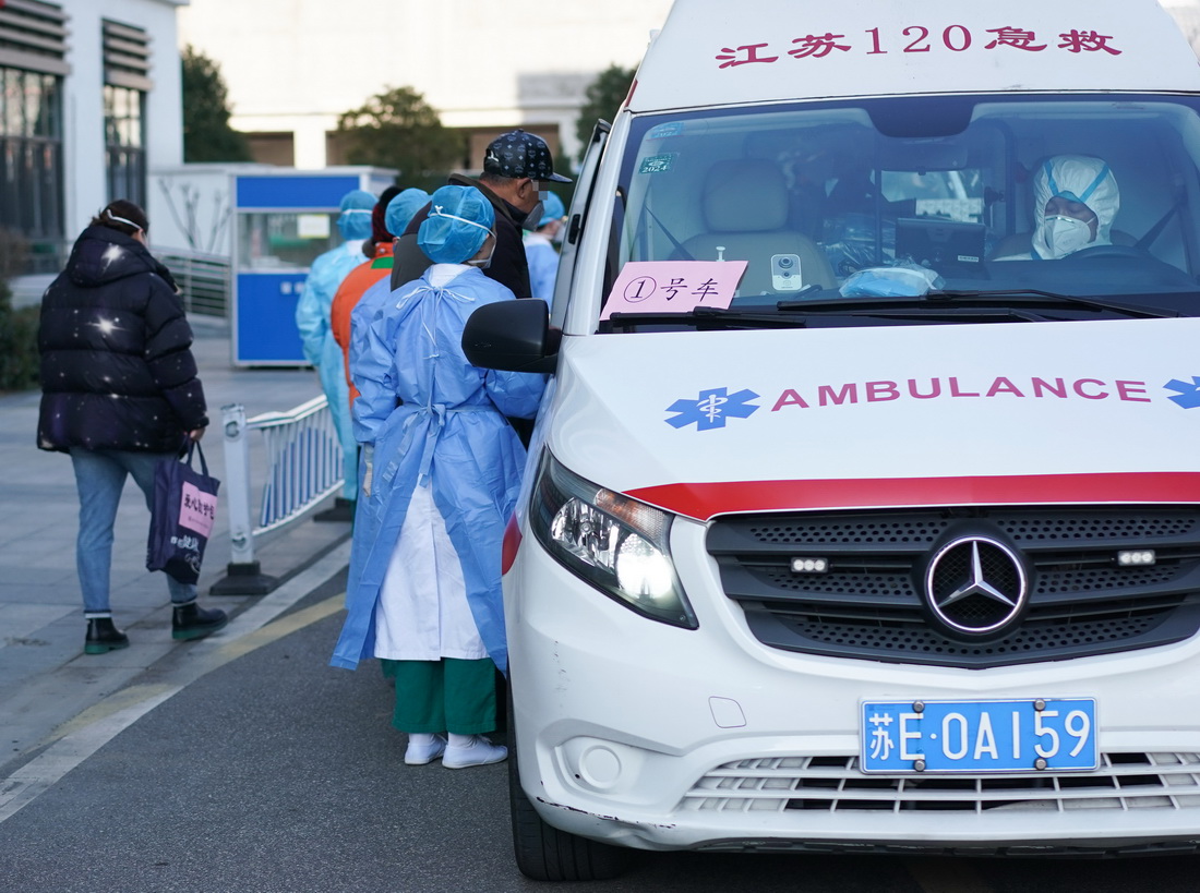 2月24日，在蘇州市新冠肺炎定點收治醫院，患者乘車出院。