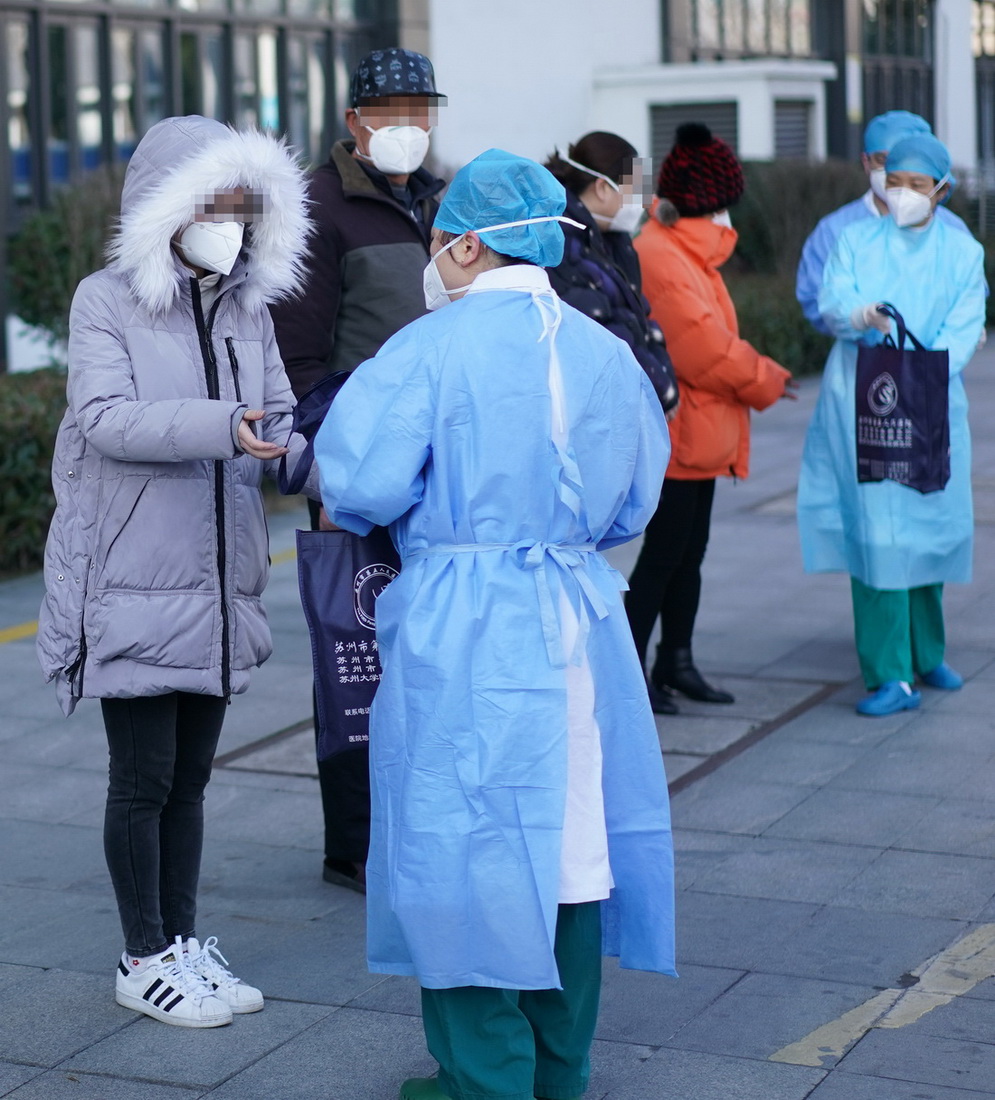 2月24日，在蘇州市新冠肺炎定點收治醫院，醫務人員在給准備出院的患者送上愛心防護包。