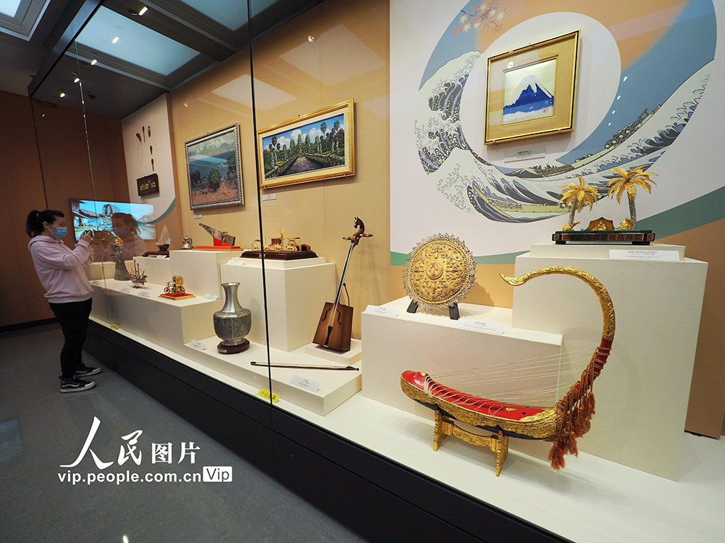 2月24日，觀眾在中央禮品文物管理中心參觀“友好往來 命運與共——黨和國家領導人外交活動禮品展”。