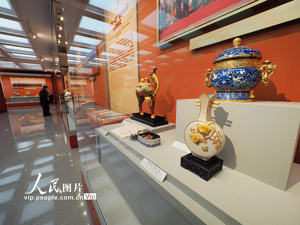 2月24日，觀眾在中央禮品文物管理中心參觀“友好往來 命運與共——黨和國家領導人外交活動禮品展”。