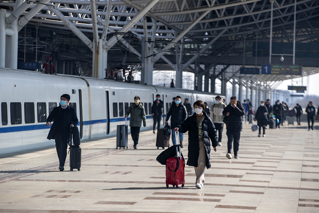 2月25日，乘客在江蘇泰州站准備上車。新華社發（湯德宏 攝）