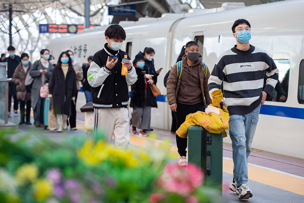 2月25日，旅客在南京火车站乘车出行。新华社发（苏阳 摄）