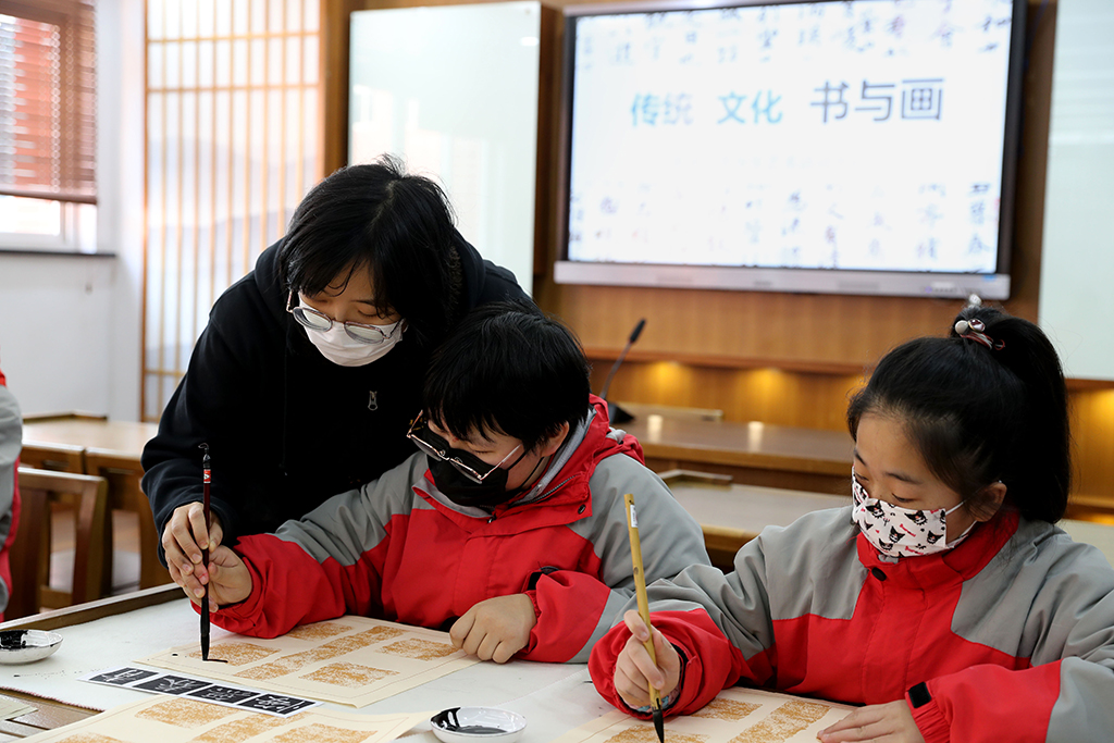 2月23日，在课后服务时间，格致初级中学的学生参加书画艺术社团课程。新华社记者 刘颖 摄
