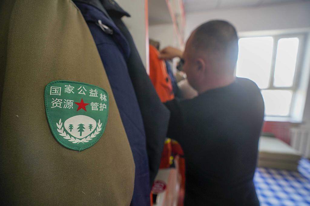 尉犁縣林業和草原局森林草原應急分隊成員在宿舍裡整理衣服（2月22日攝）。新華社記者 趙戈 攝