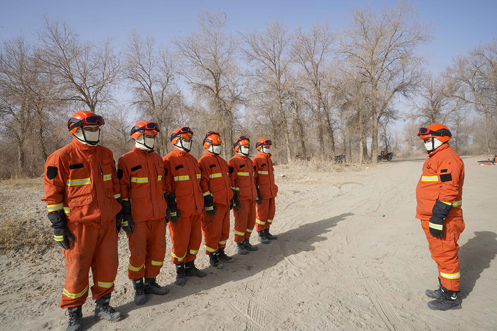 在尉犁縣一處胡楊林裡，森林草原應急分隊成員列隊，准備進行班組滅火行動訓練（2月22日攝）。新華社記者 趙戈 攝