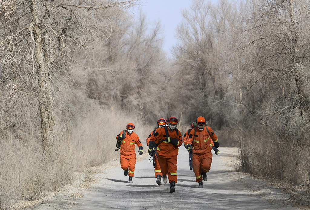 在尉犁縣一處胡楊林裡，森林草原應急分隊成員進行體能訓練（2月22日攝）。新華社記者 趙戈 攝