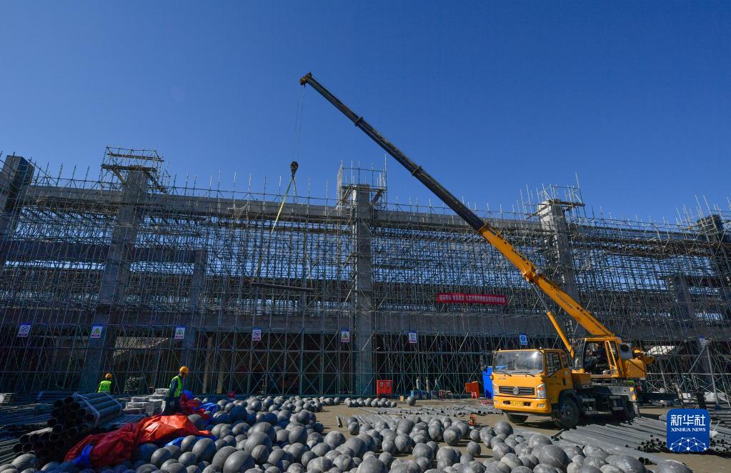 2月26日，施工人员在京滨铁路周良站建设工地吊运建材。